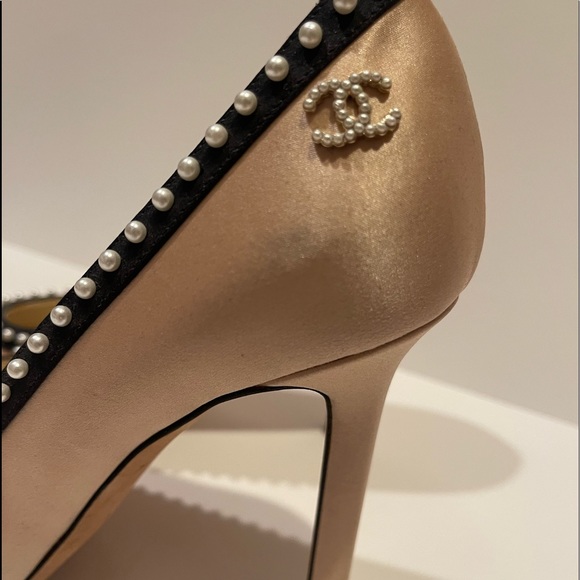 Authentic CHANEL champagne silk satin heels with pearl detail size 37.5 - Picture 4 of 8